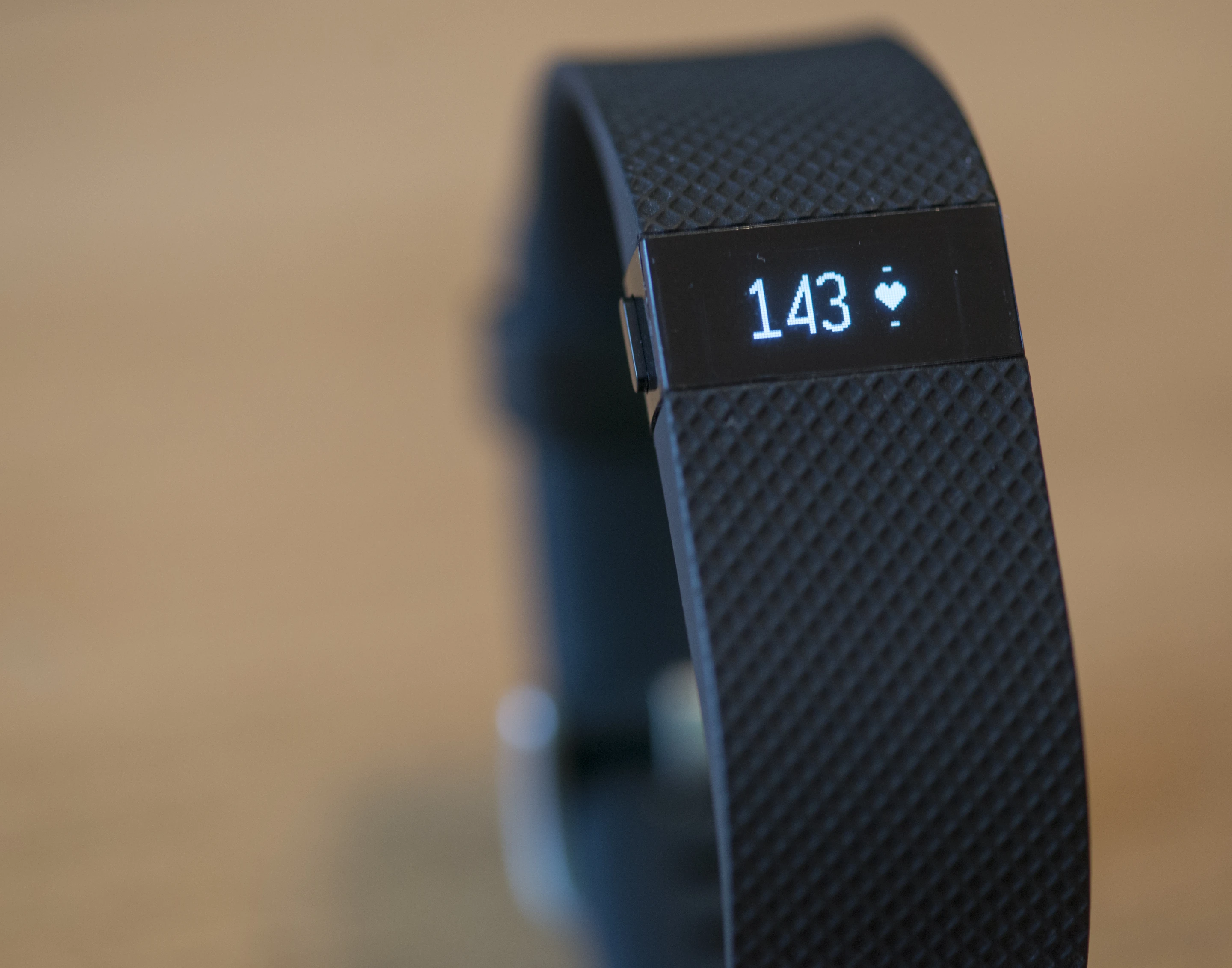 The Fitbit Charge HR features a bright OLED display (Photo: Gizmag/Simon Crisp)