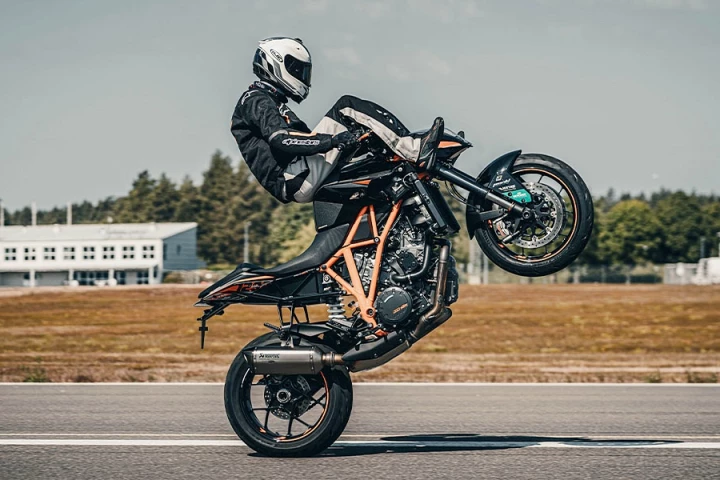 Swedish stunt rider Magnus Carlsson has set the world record for the fastest handlebar-mounted wheelie