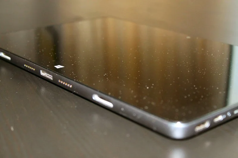 The tablet features a docking connecting, power button, volume rocker and an HDMI output (Photo: Stu Robarts/Gizmag)