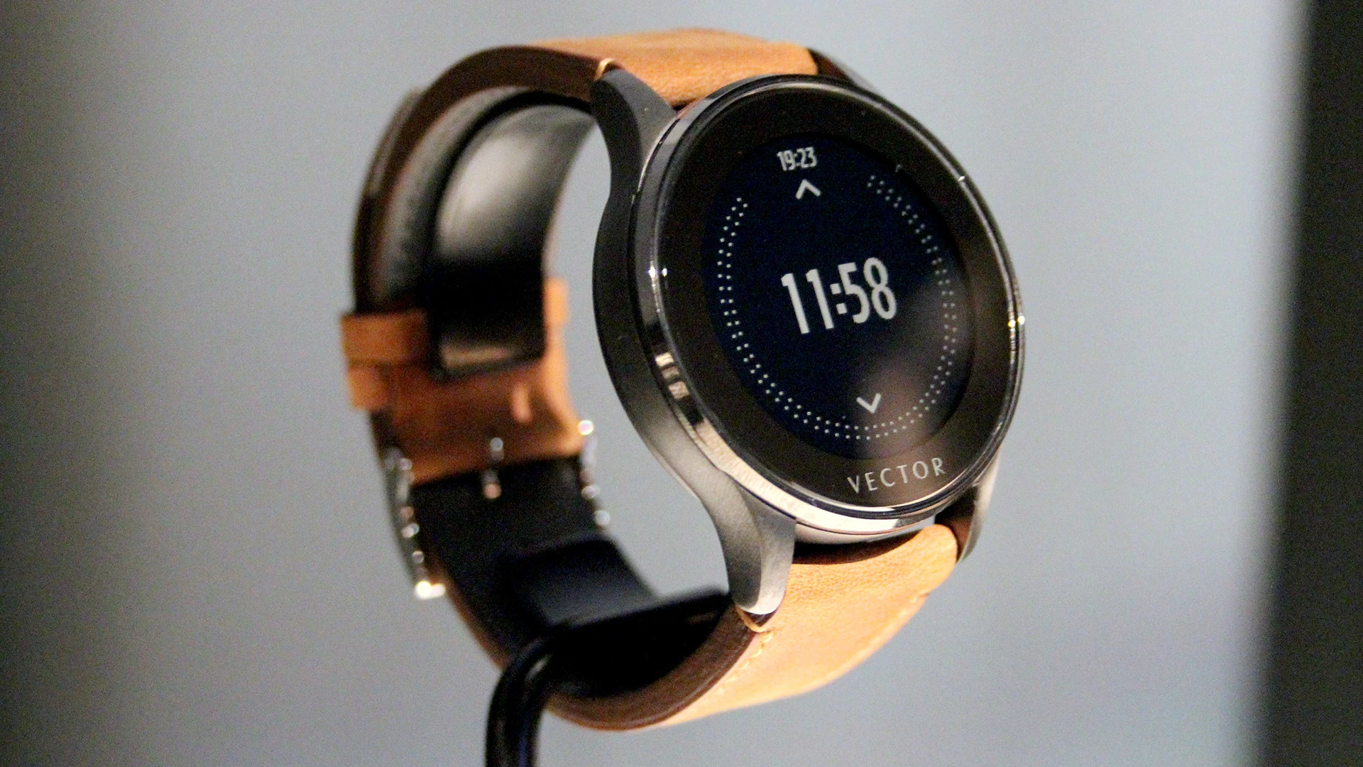 The new smartwatch runs of proprietary software (Image: Chris Wood/Gizmag)