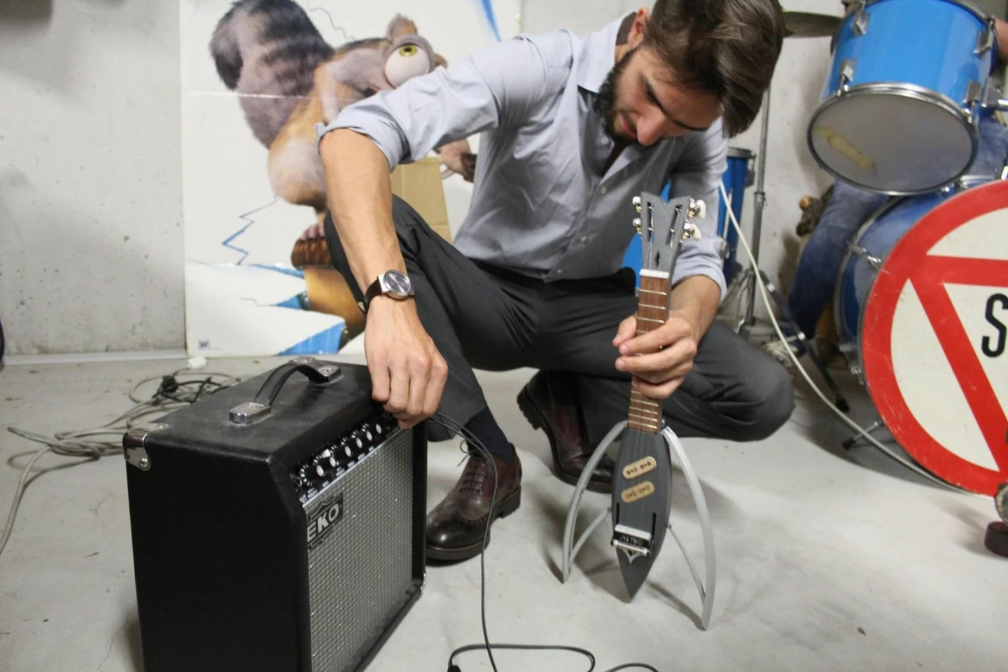 The Astro E has two piezo pickups and can be plugged into an external instrument amplifier