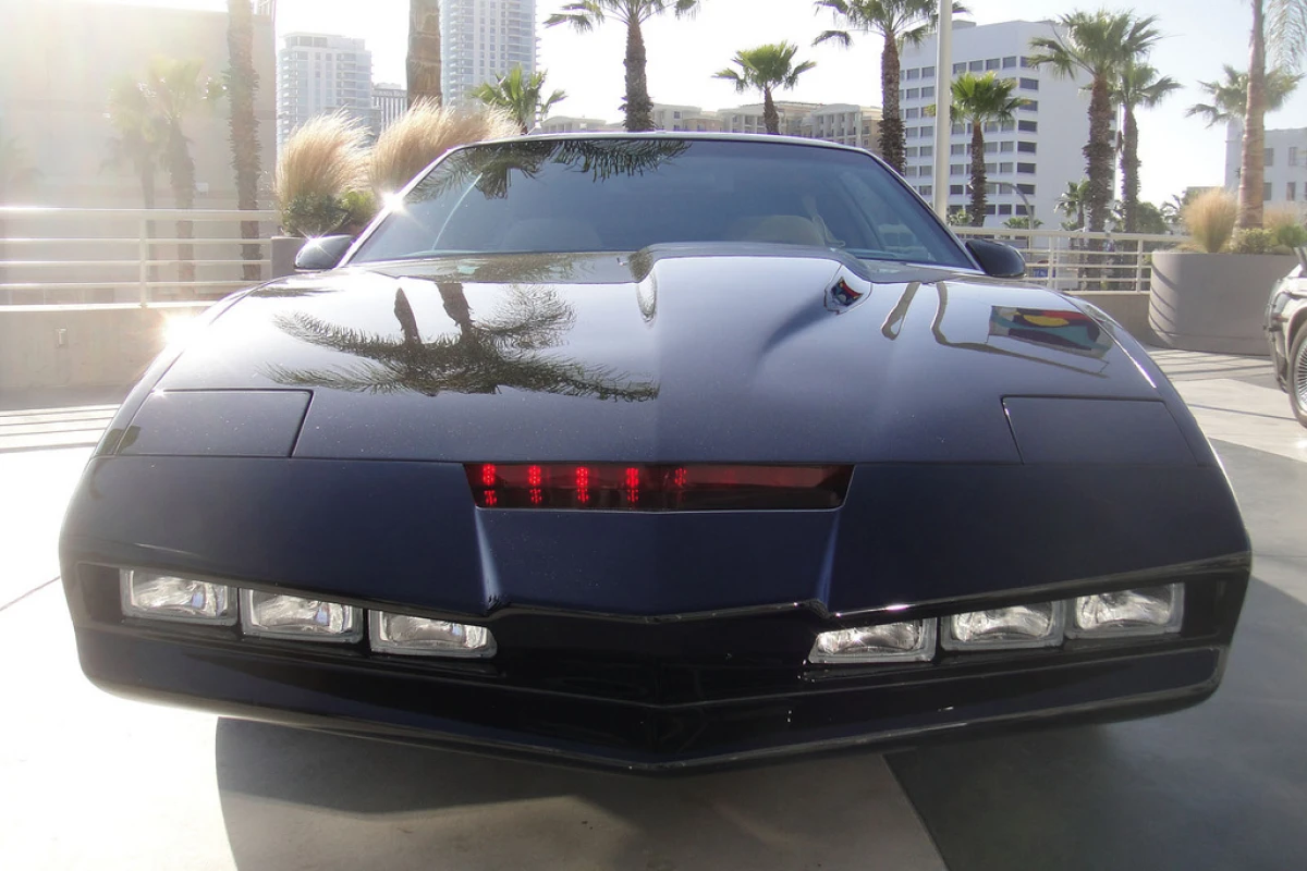Cars and lasers, together again (Photo: pop culture geek)