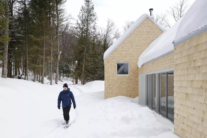 The project is composed of three connected volumes arranged across the site