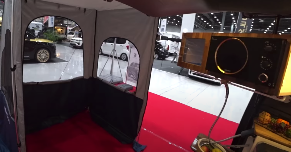 Auxiliary tent attached to the tailgate for a little protected cooking with the swing-out microwave