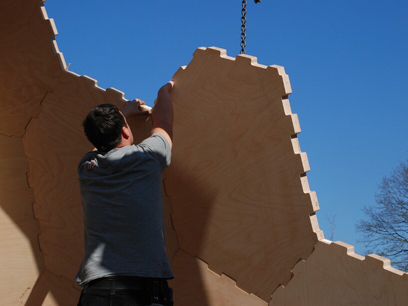 A worker interlocks the plywood panels (Photo: ICD/ITKE/IIGS University of Stuttgart)