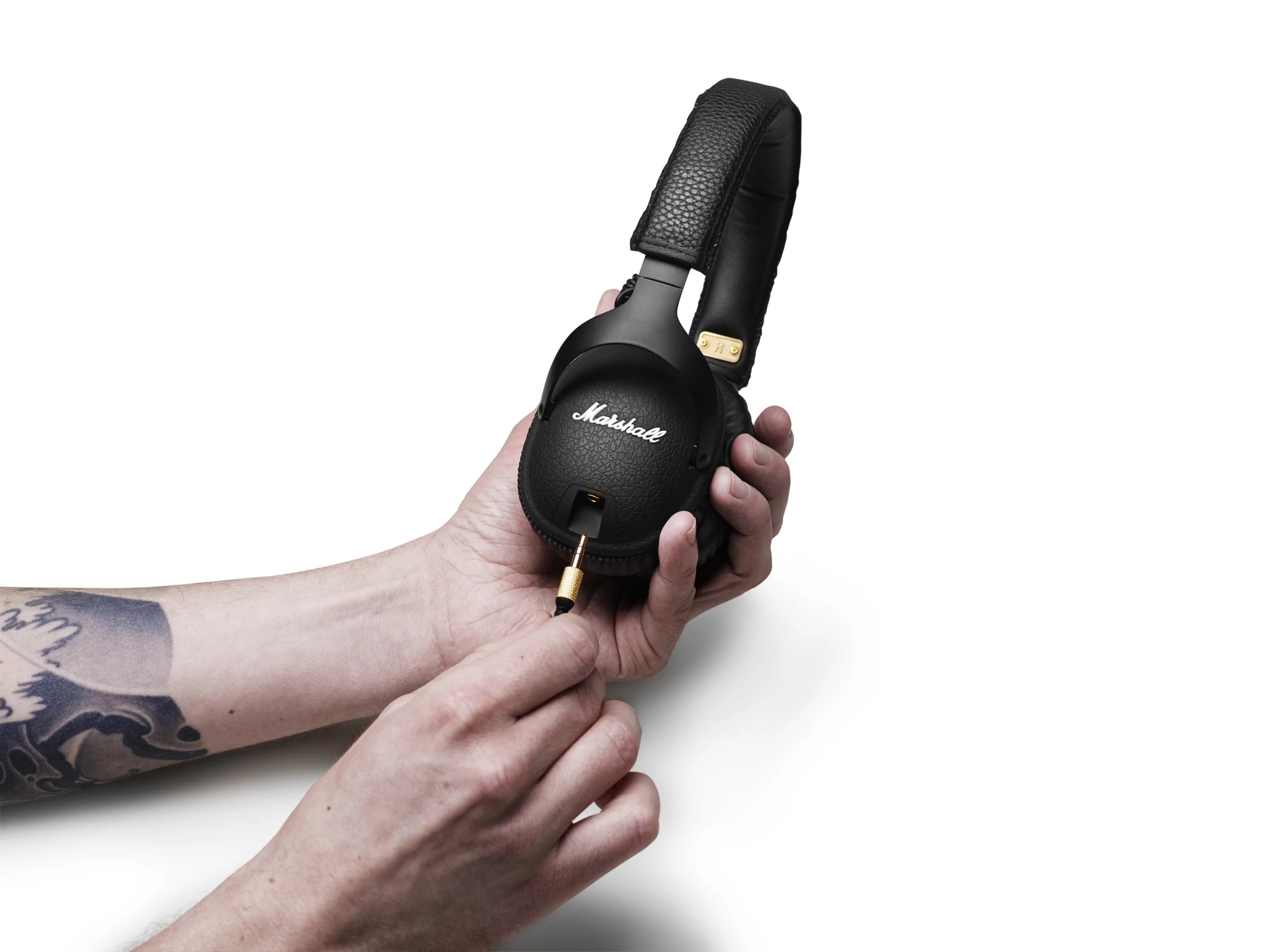 The detachable audio cable can be plugged in either ear piece