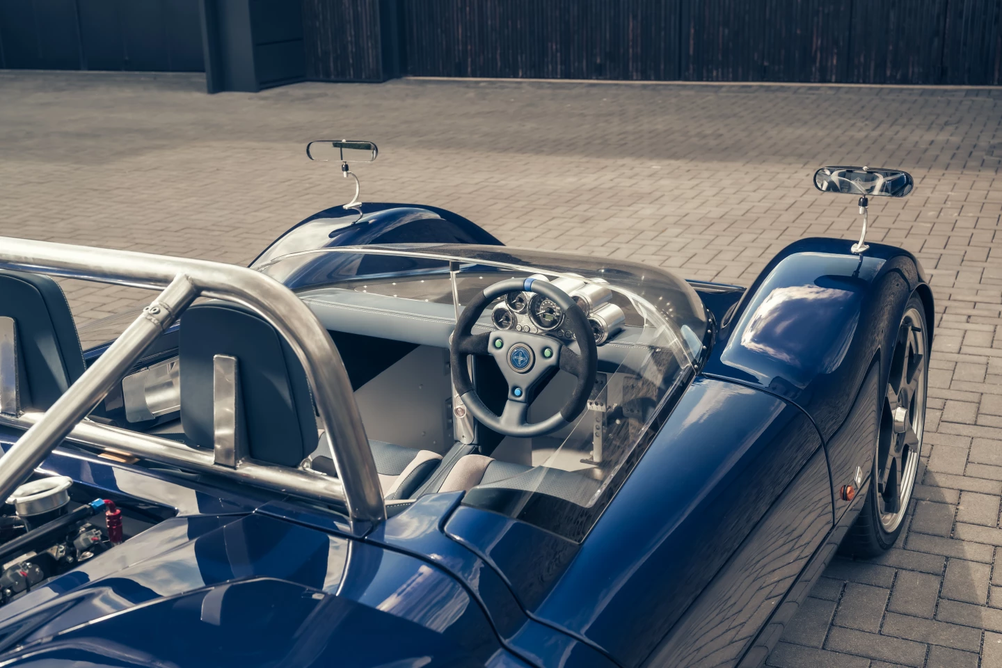 Tiny bubble-like windscreen, classic analog instruments and serious fender-top side-view mirrors