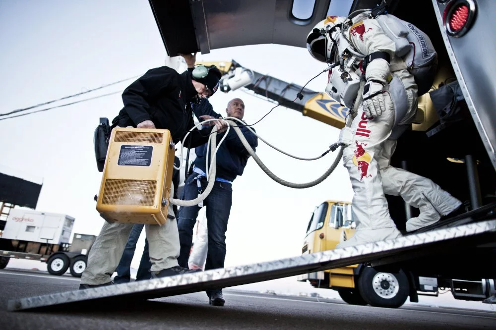 After preparing for the Stratos mission by prebreathing oxygen to avoid the bends, Felix Baumgartner proceeds to the balloon capsule (Photo: Red Bull Stratos)