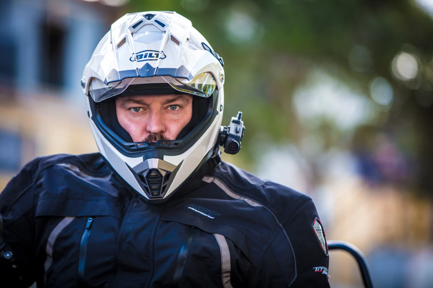 Sena's 10C - Loz gives it a bit of the ol' Blue Steel (Photo: Nick Lavars/Gizmag.com)