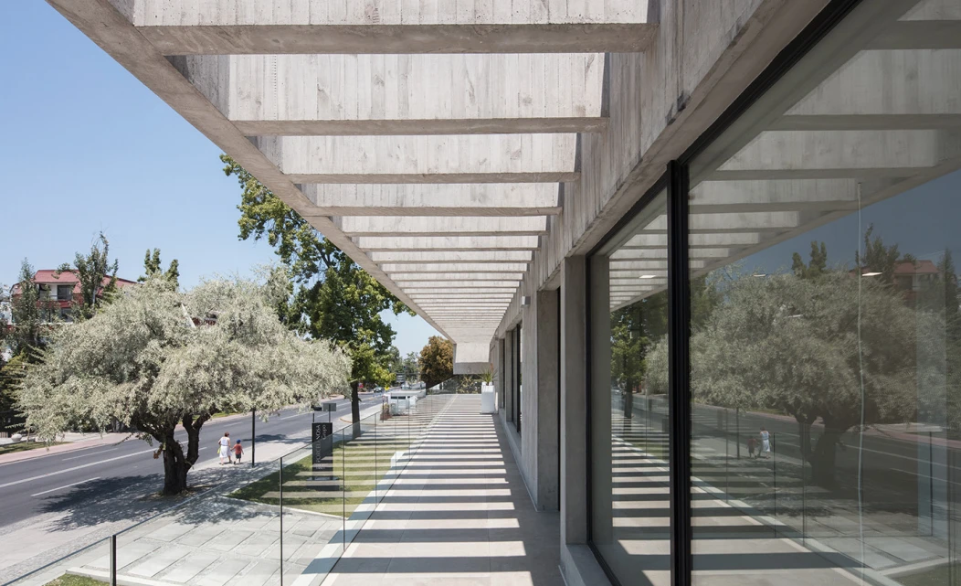 Exterior of the Porcelanosa showroom in Santiago, Chile, by Gonzalo Mardones Arquitecto