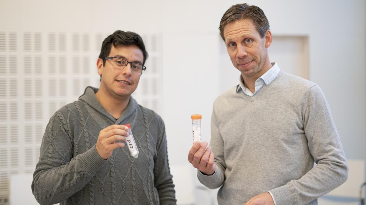 Chalmers PhD student Walter Rosas Arbelaez (left) and Prof. Anders Palmqvist, with samples of the foam