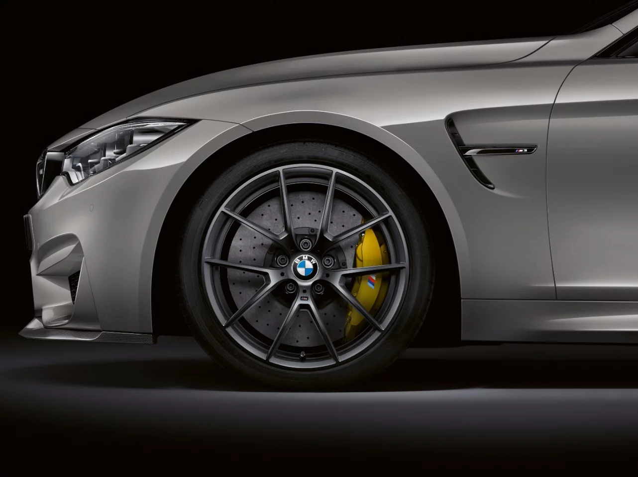 Those wanting even less weight and extended durability can opt for M carbon ceramic discs with six- and four-pot calipers