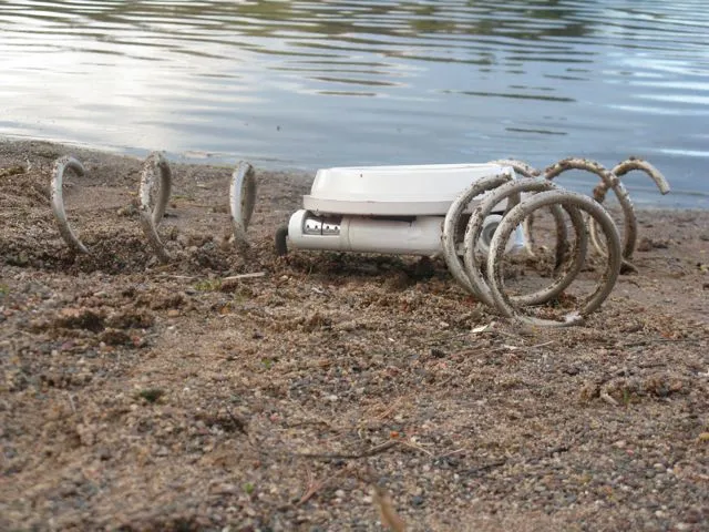 Engineer Tim Lexen has created a prototype ranger device that can move across rough terrain using an omnidirectional screw drive system (Photos: Tim Lexen)
