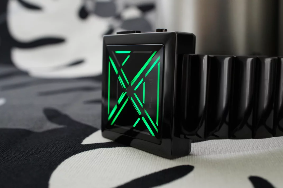 In a similar way to the time, date is also read from top to bottom for month, and left to right for day