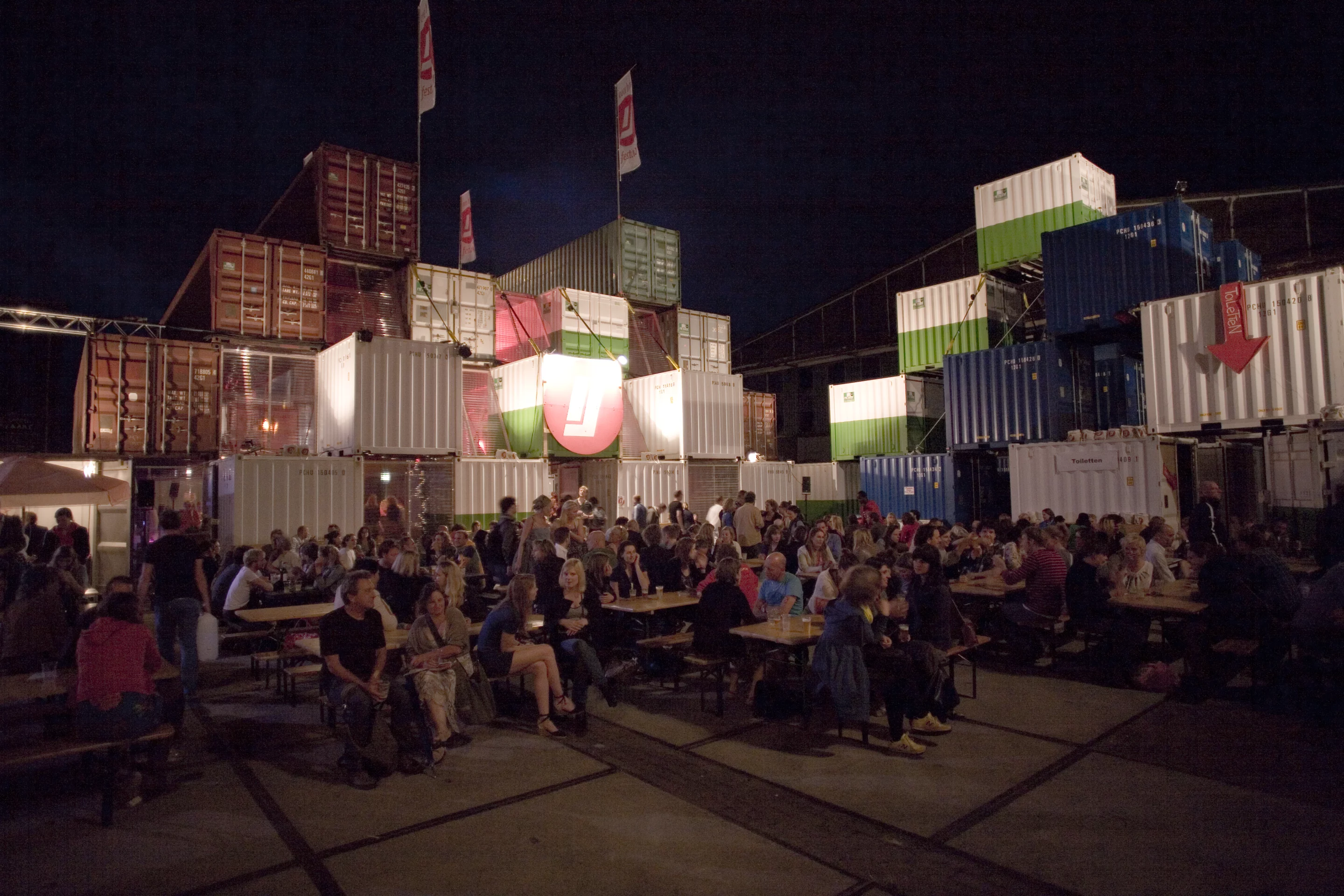 The courtyard was used as a makeshift dining area (Photo: O+A)