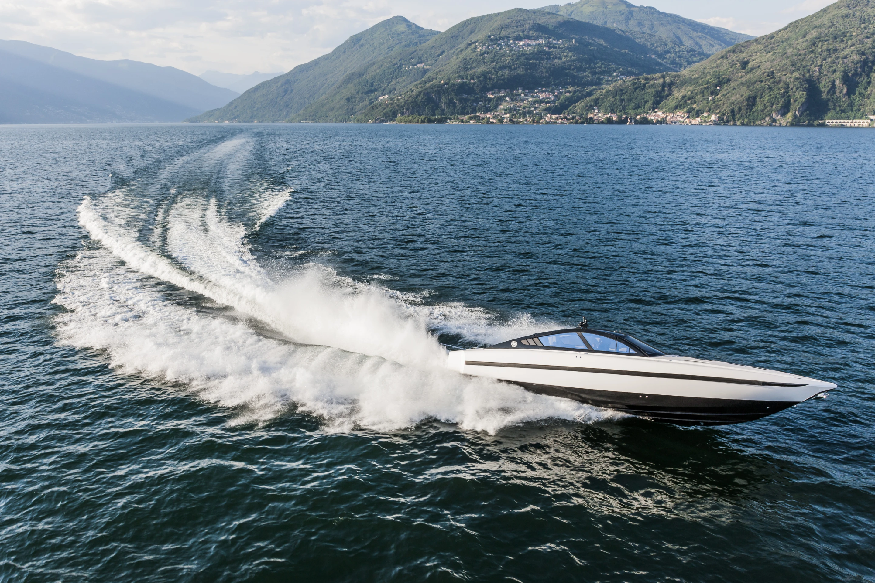 Like a grand tourer car, the 44GT combines quickness and long-haul comfort