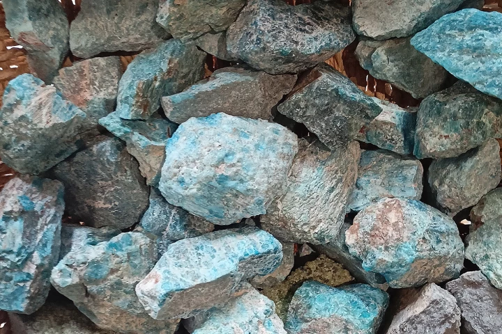 Olivine aérolie seen 'weathering' (trapping carbon dioxide over thousands of years) naturally outdoors