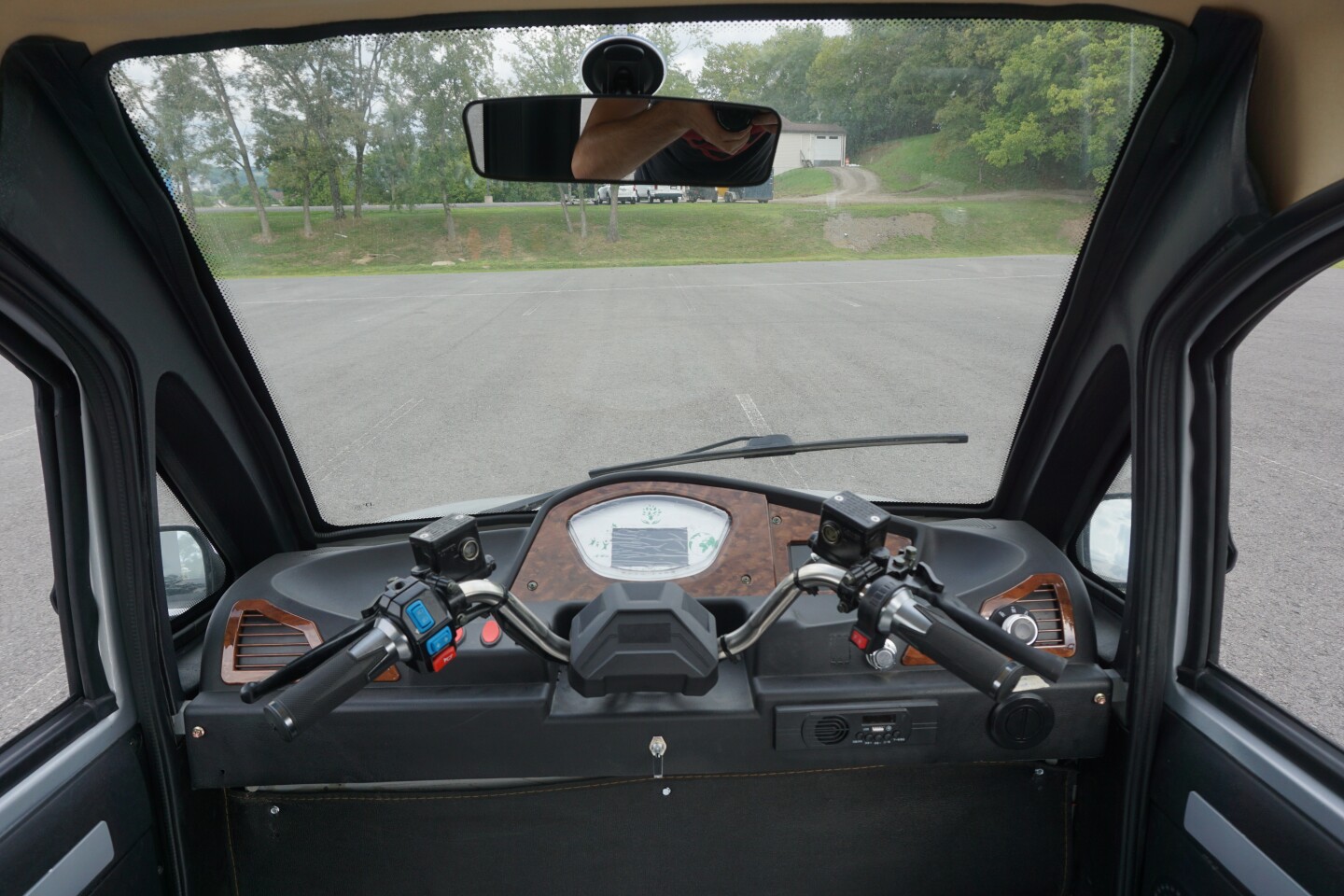 A fully hand-controlled cockpit. Handlebars or steering wheels are available