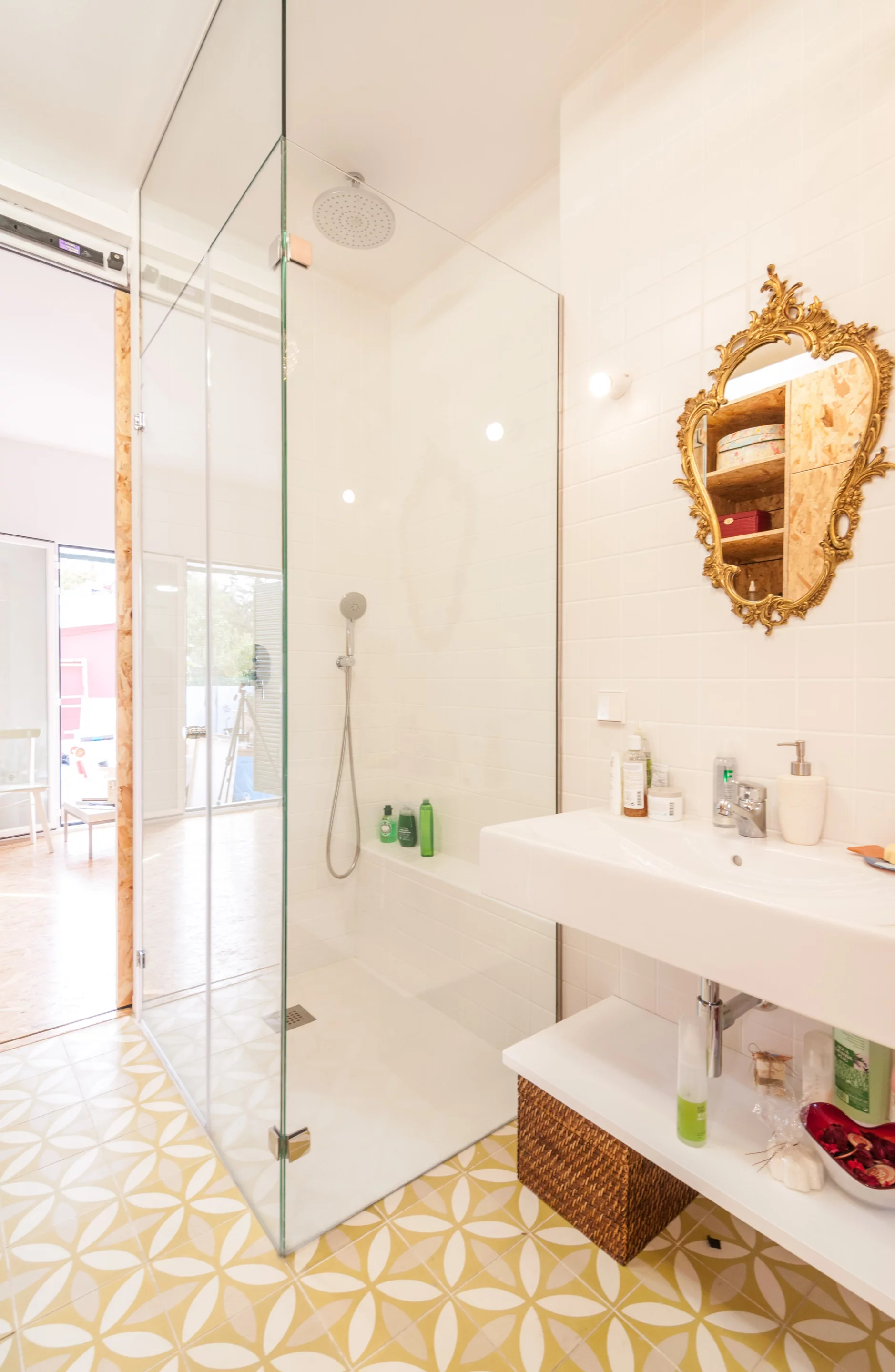 Shot of the bathroom and dressing area (Photo: Javier de Paz García)