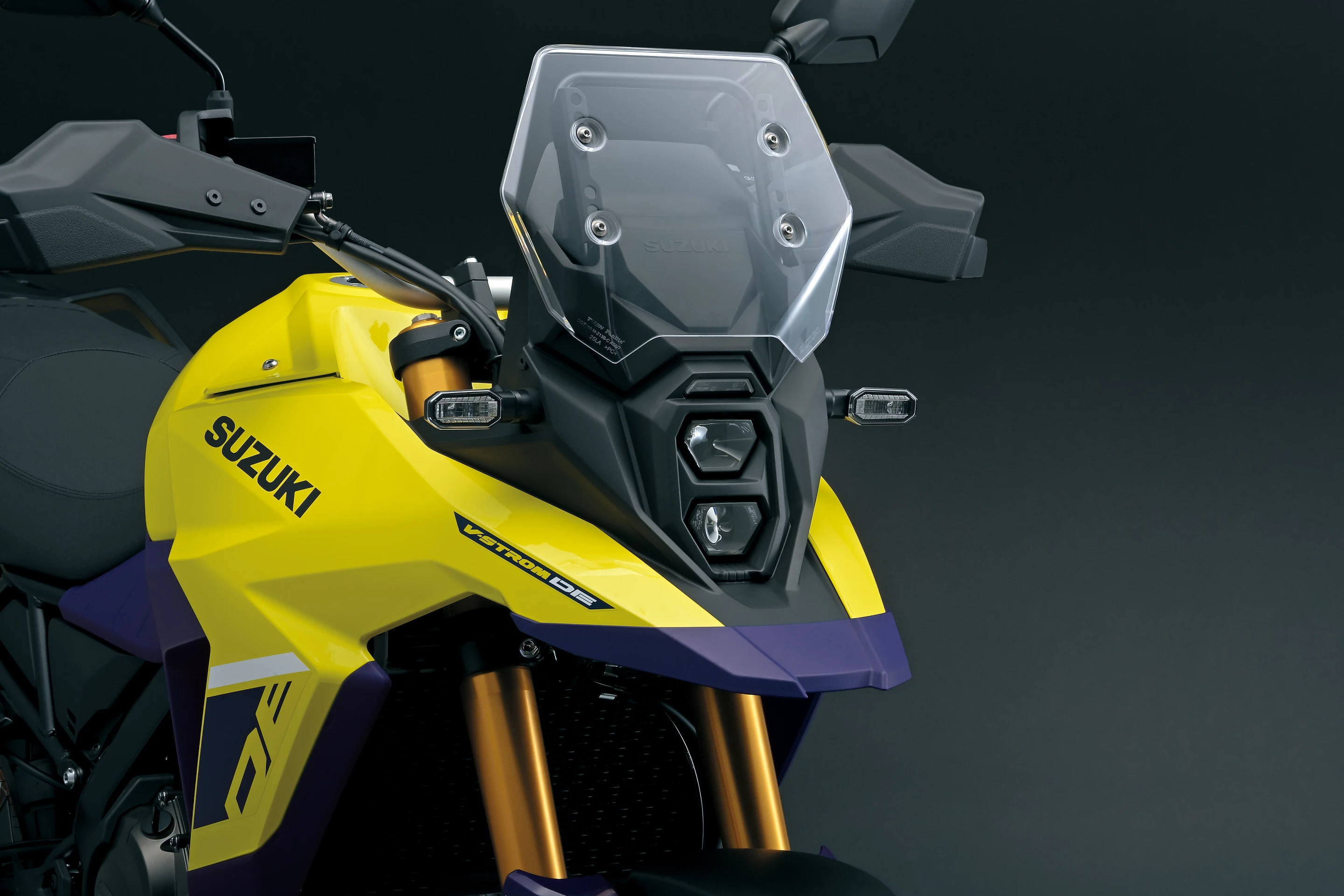 The headlight of the 2023 V-Strom 800DE follows Suzuki's characteristic design of the GSX-S naked sportbike family