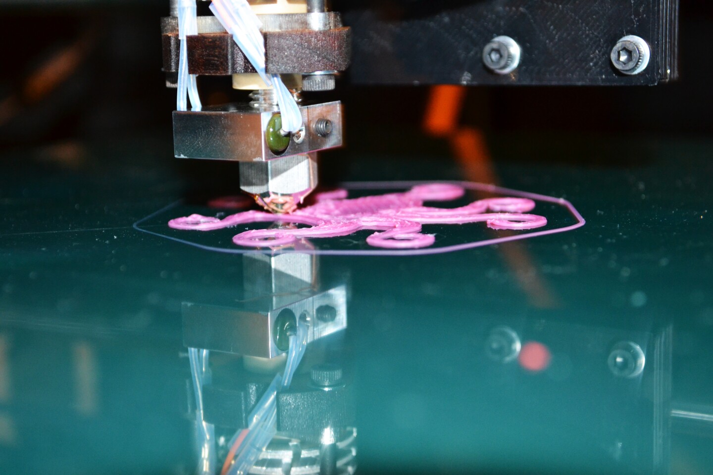 The print tolerance is 0.1 mm on the X and Y axes, while the Z axis is dependent on the adjustable layer height