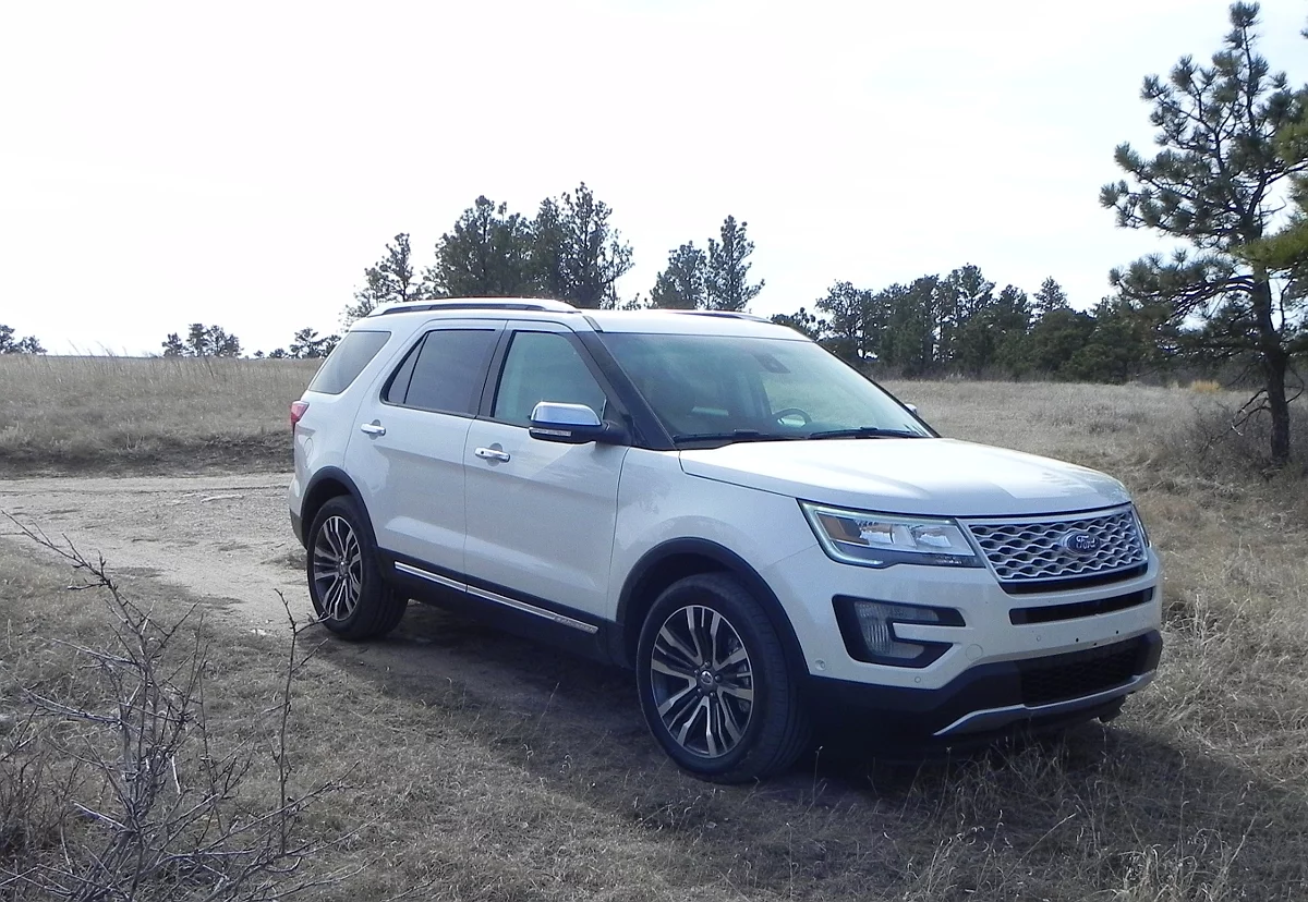 Cameras mounted under the side mirrors, below the Ford logo at front, and above the license plate at the rear give a full view around the SUV for parking