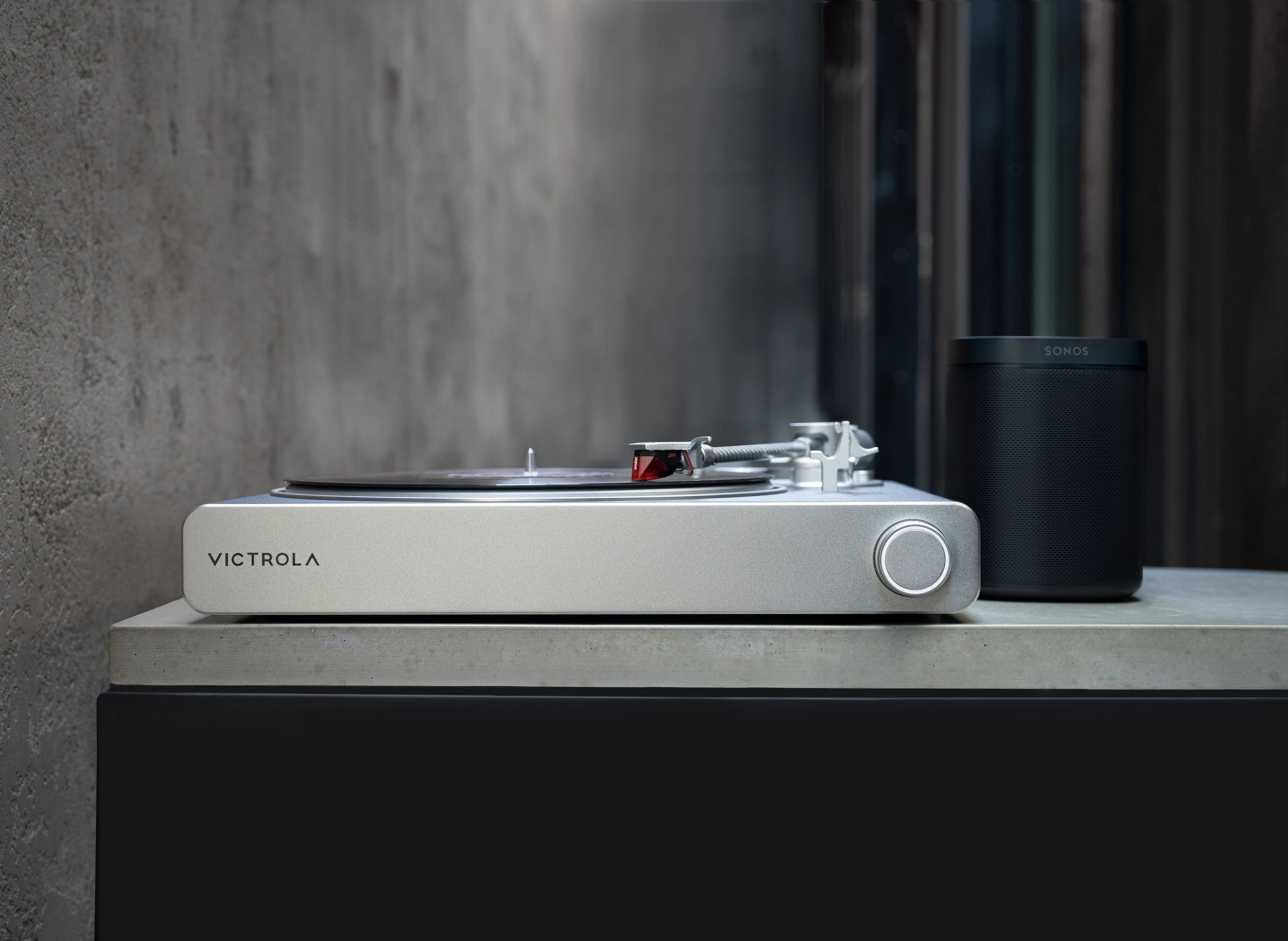 The volume of wirelessly connected Sonos speakers and playback groups can be controlled via the illuminated knob to the front