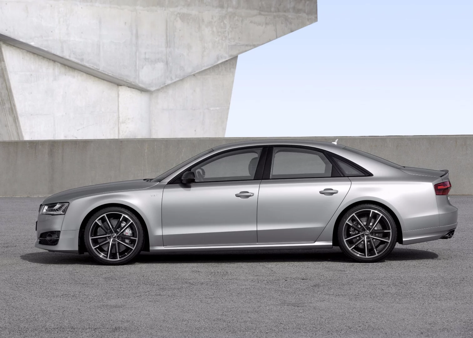 The body of the new Audi S8 plus is made almost entirely of aluminum