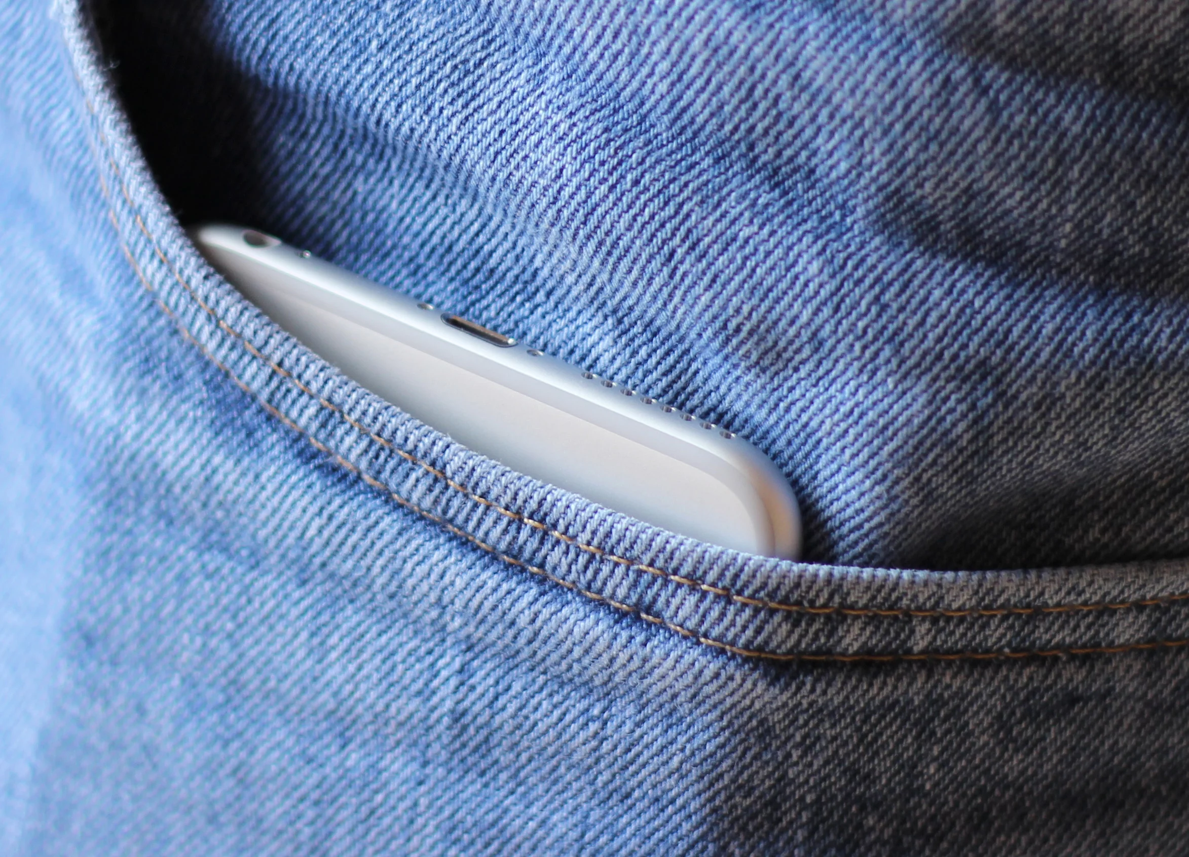 Both phones will make their presences felt in your pocket (Photo: Will Shanklin/Gizmag.com)