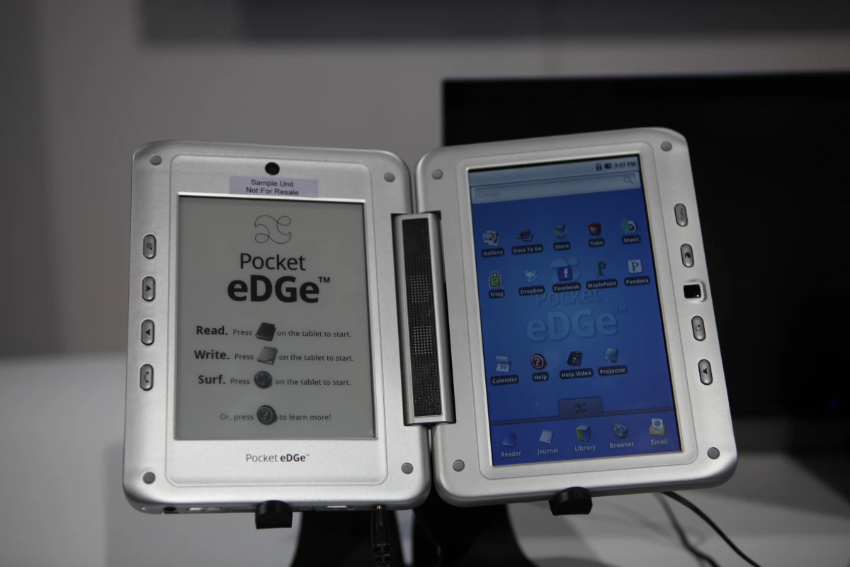 The Pocket eDGe has a 6-inch e-Ink reader to the left and a resistive touch LCD tablet to the right