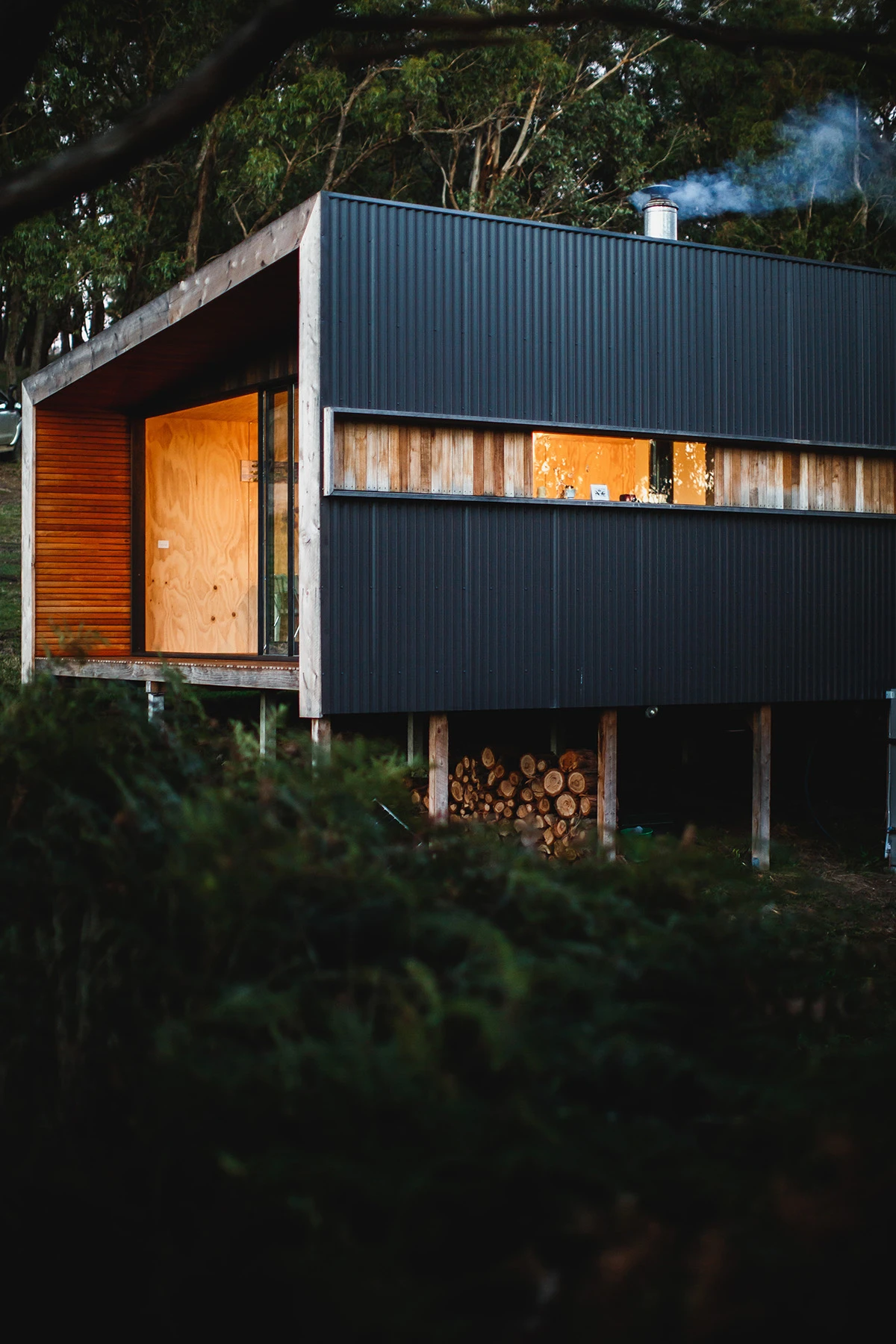 A large horizontal window runs along the western facade (Photo: Branch Studio Architects)