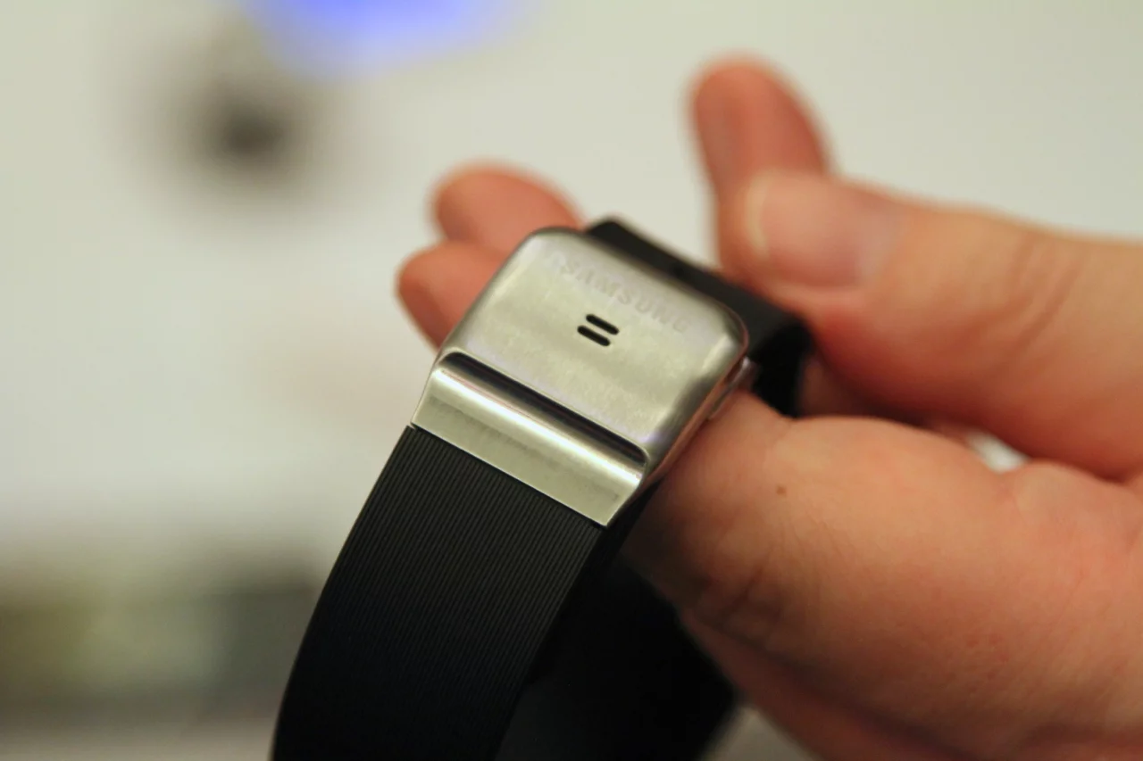 The mic built into the buckle is positively Buck Rogers (Photo: Gizmag)