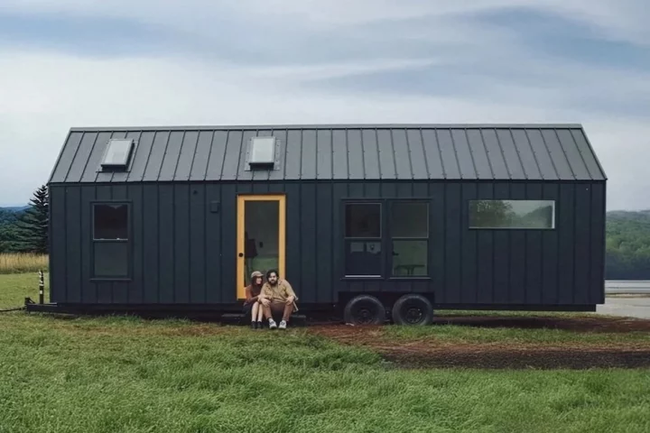 The Homesteader has a length of 34 ft (10 m) and contains one or two bedrooms