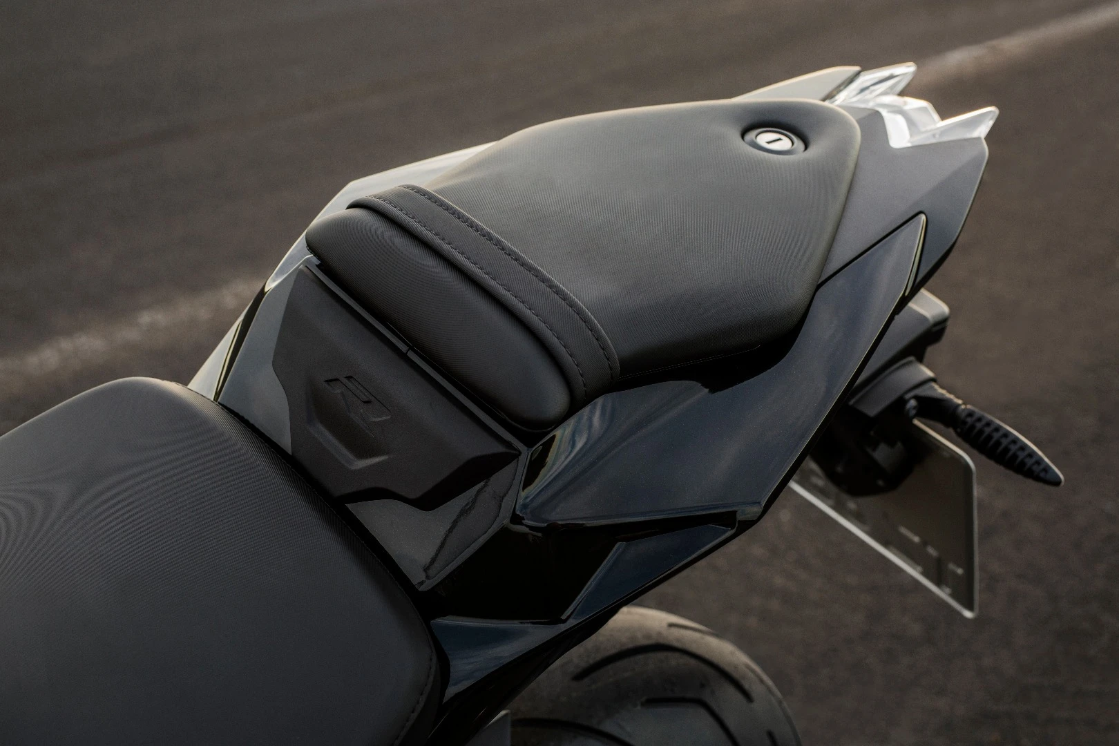 2017 BMW S1000R: pillion seat