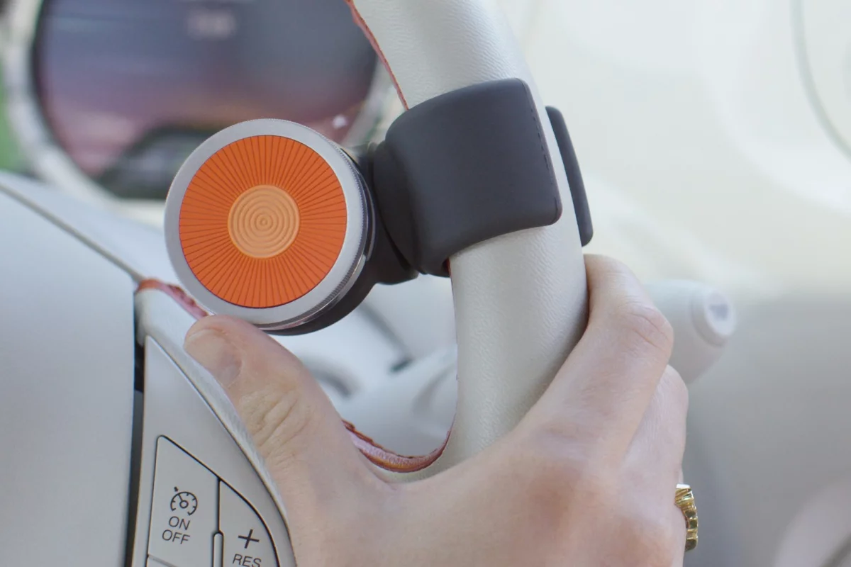 The O6 controller addresses the common risks of distracted driving through a combination of intuitive hardware and unique software