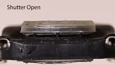 阀门自动打开让气体通过,并关闭以阻止排放的气体进入