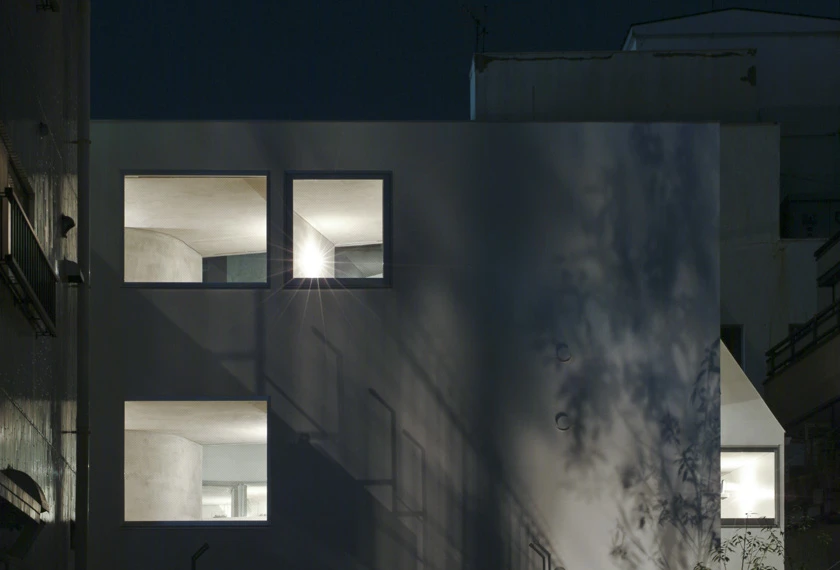 Because the exterior facade walls are not load-bearing, the architects were free to maximize its thermal properties, and include continuous strips of glazing running the entire length of the building
