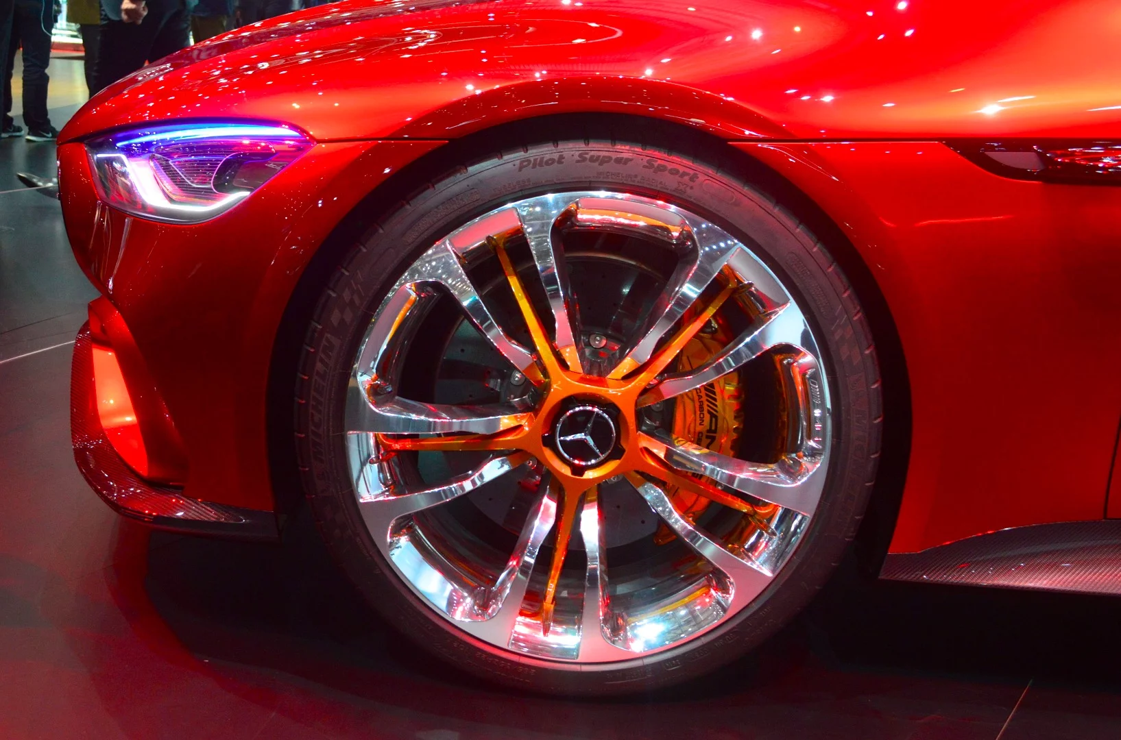 Two-tone spoked wheel design