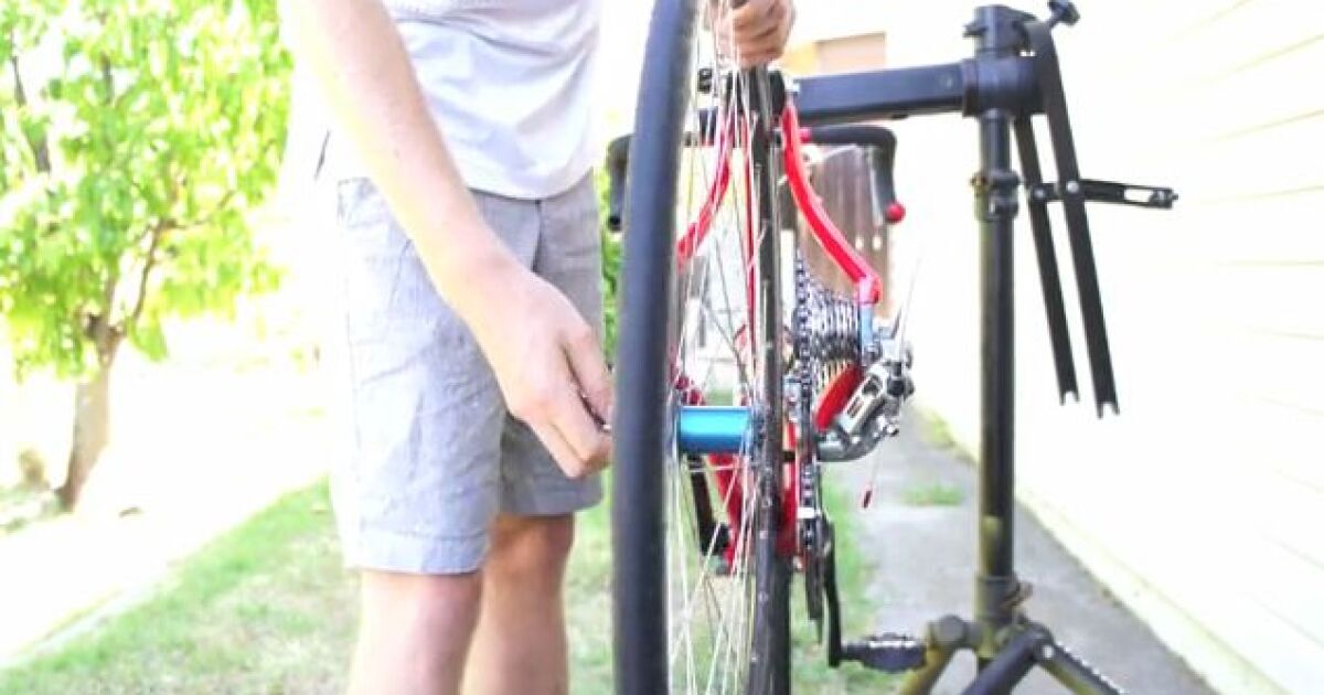 HubDock makes it easier to remove a bike's back wheel