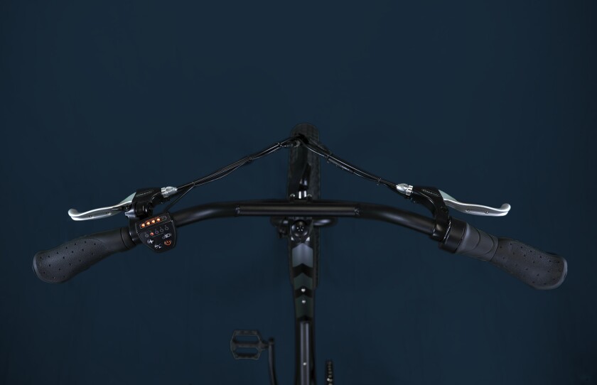 Super-clean handlebars, as the LCD dash is replaced by a simple two rows of five LEDs for power level and battery level