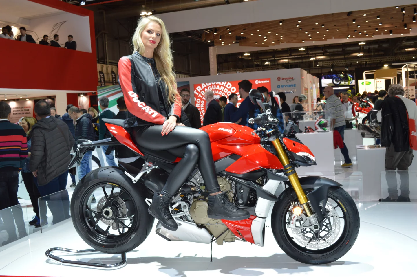 The 2020 Ducati Streetfighter V4 stuns with 208 hp in standard trim, expandable up to 220 with the Panigale's trickiest kits