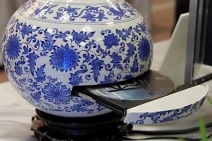 The Blu-ray disc drive tray makes an appearance