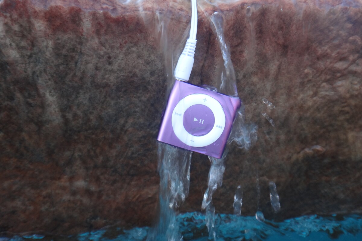 Gizmag reviews the waterproof iPod Shuffle and Swimbuds headphones from Underwater Audio