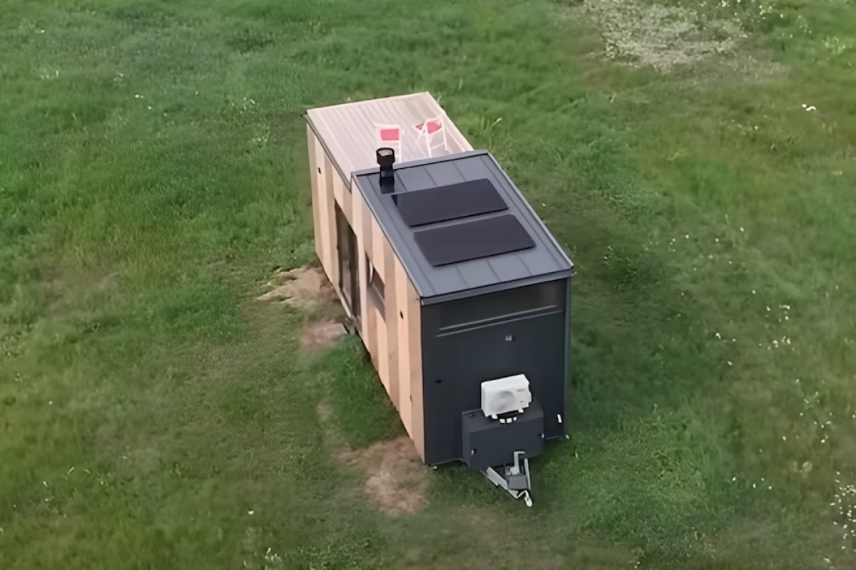 The BTH Loft off-grid fits two bedrooms and a rooftop terrace into a length of just 7.2 m (23 ft)