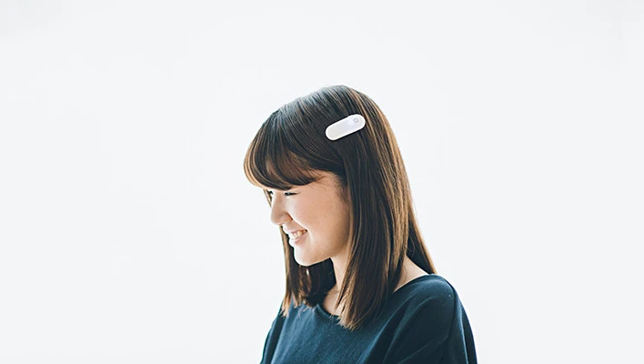 Just as cats are able to sense movements in the air with their whiskers, the Ontenna device, which is surprisingly low-tech allows deaf users to do the same with their hair