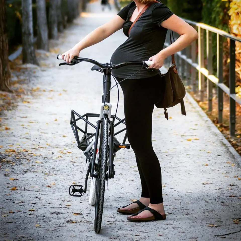 The Convercycle's rack has a width of 43 cm (17 inches) – that's no wider than the handlebars