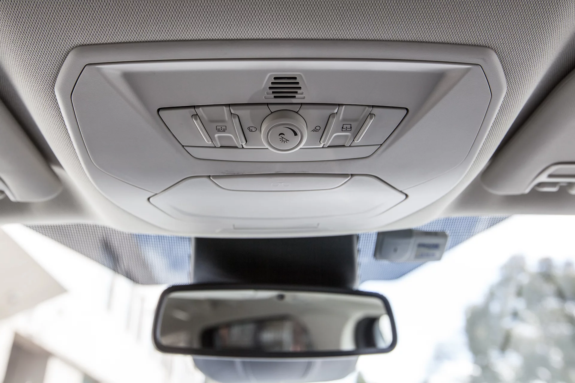 Panoramic roof controls (Photo: Noel McKeegan/Gizmag.com)