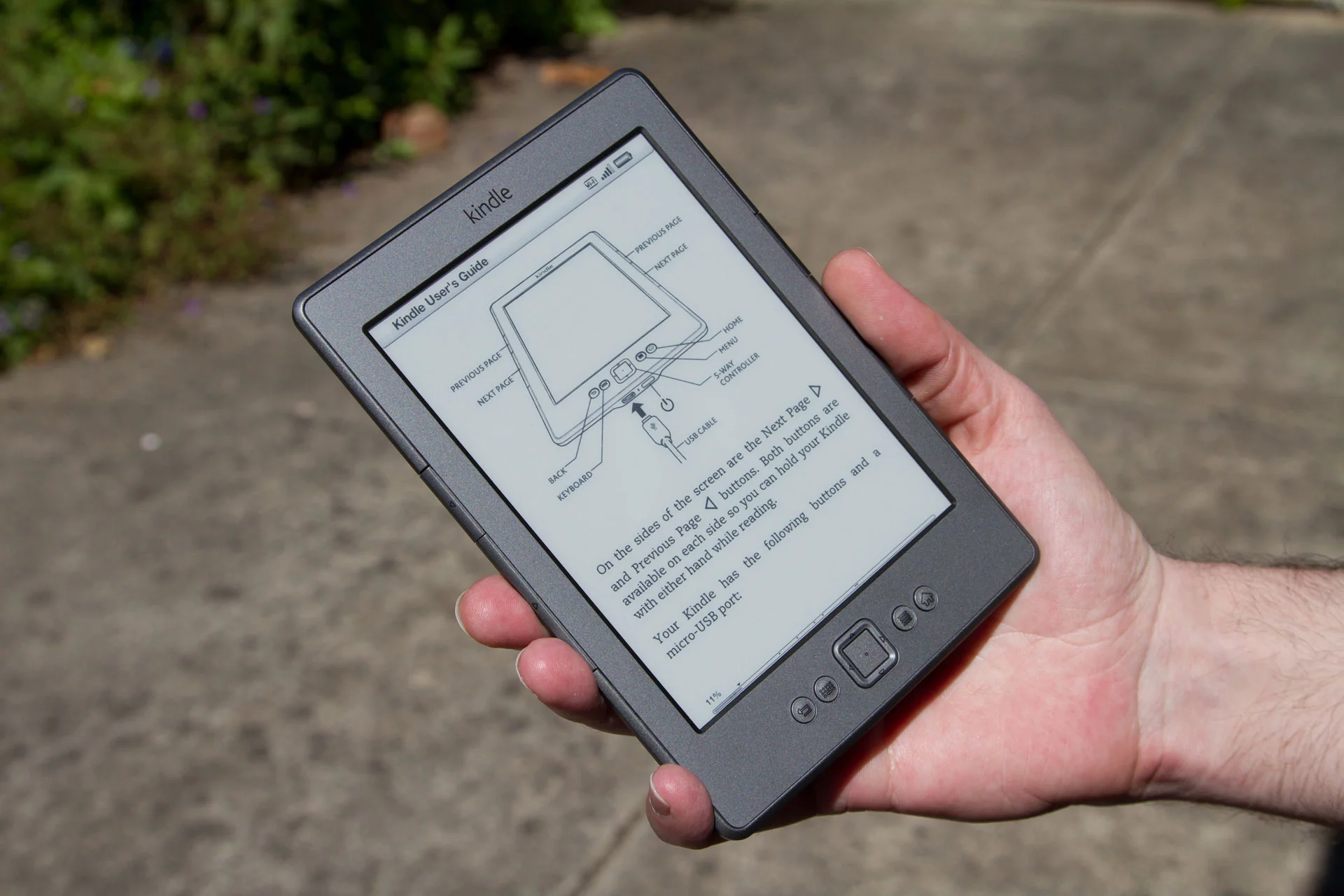 The Pearl E ink display is readable in direct sunlight