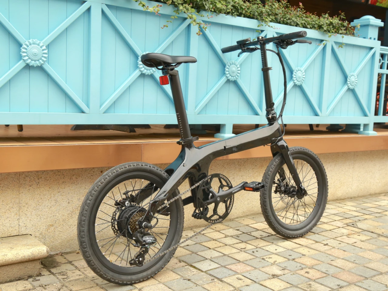 The Morfuns Éole folding ebike rocks a carbon fiber frame, seatpost battery pack, and 250-W hub motor