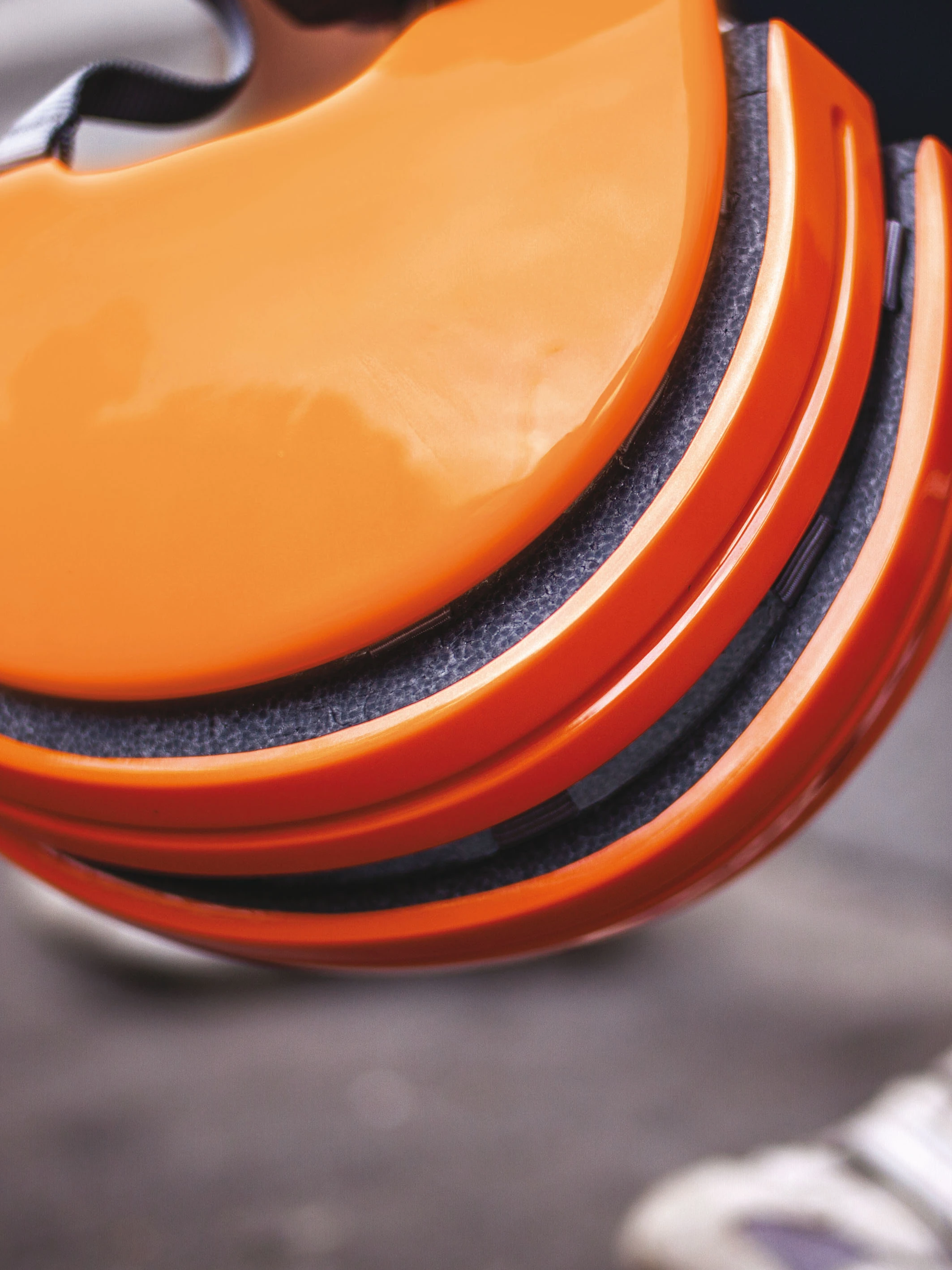 The helmet is made up of rigid lateral segments that are mounted on a base of adjustable straps